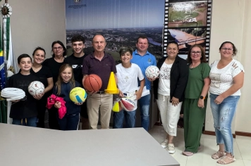 Projeto Vereador Mirim viabiliza entrega de materiais esportivos às escolas de Entre-Ijuís