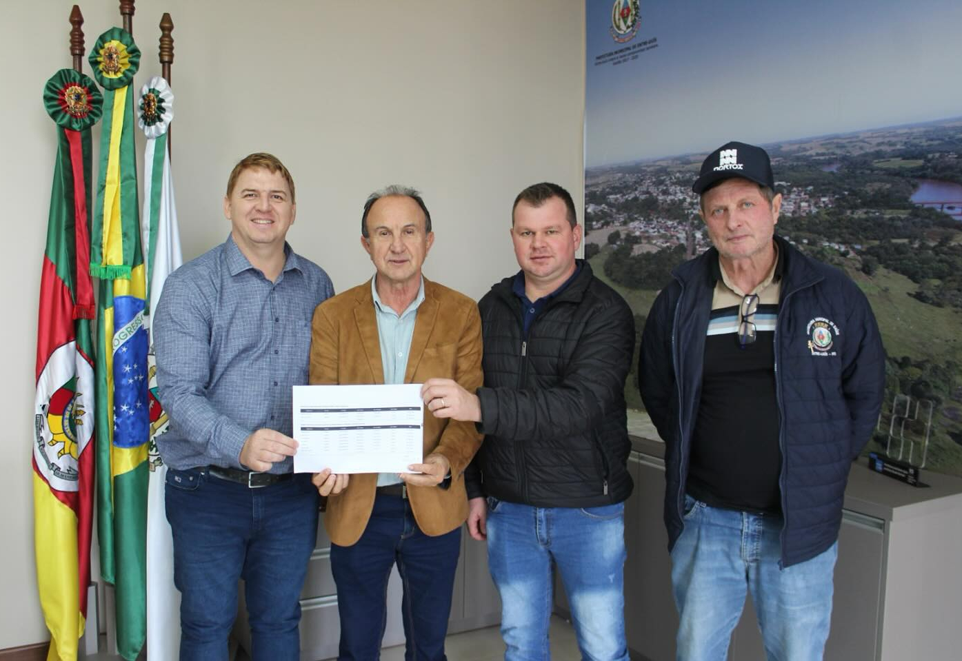 Vereador Cristiano Weber entrega emenda parlamentar ao Executivo Municipal